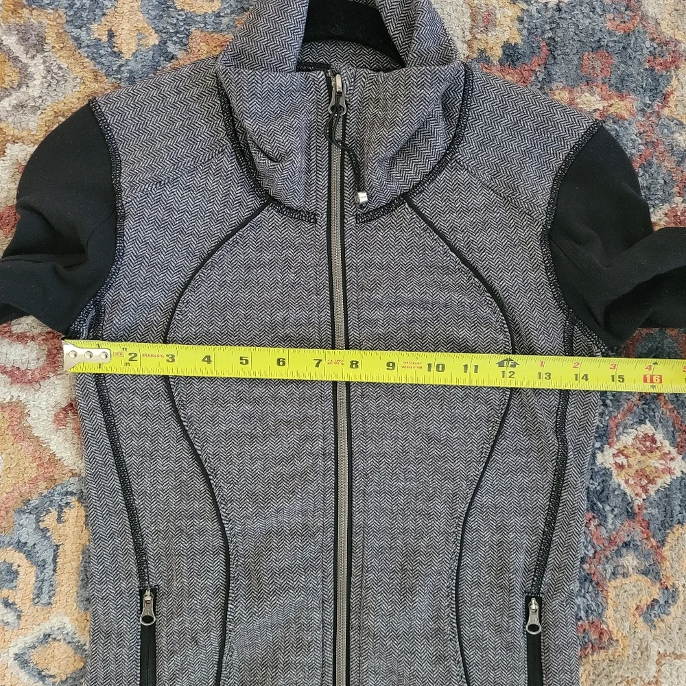 Lululemon Asana Full Zip Herringbone Black‎ and Gray Jacket Size 2